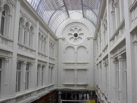 Galerie intérieure restaurée avec moulures et verrière, réalisation Atico Moulure.