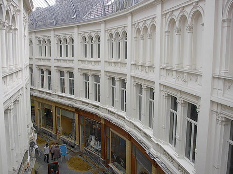 Restauration d’une salle patrimoniale avec plafonds à caissons et arcs élégants, réalisée par Atico Moulure.