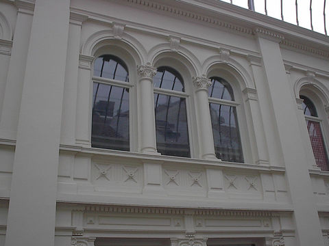 Détail d’une façade intérieure restaurée, soulignant le savoir-faire d’Atico Moulure dans les moulures et ornements.