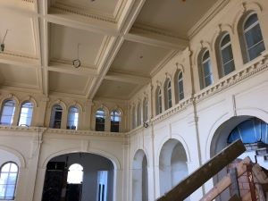 Rénovation d’une galerie intérieure à arcades avec moulures, projet Atico Moulure.